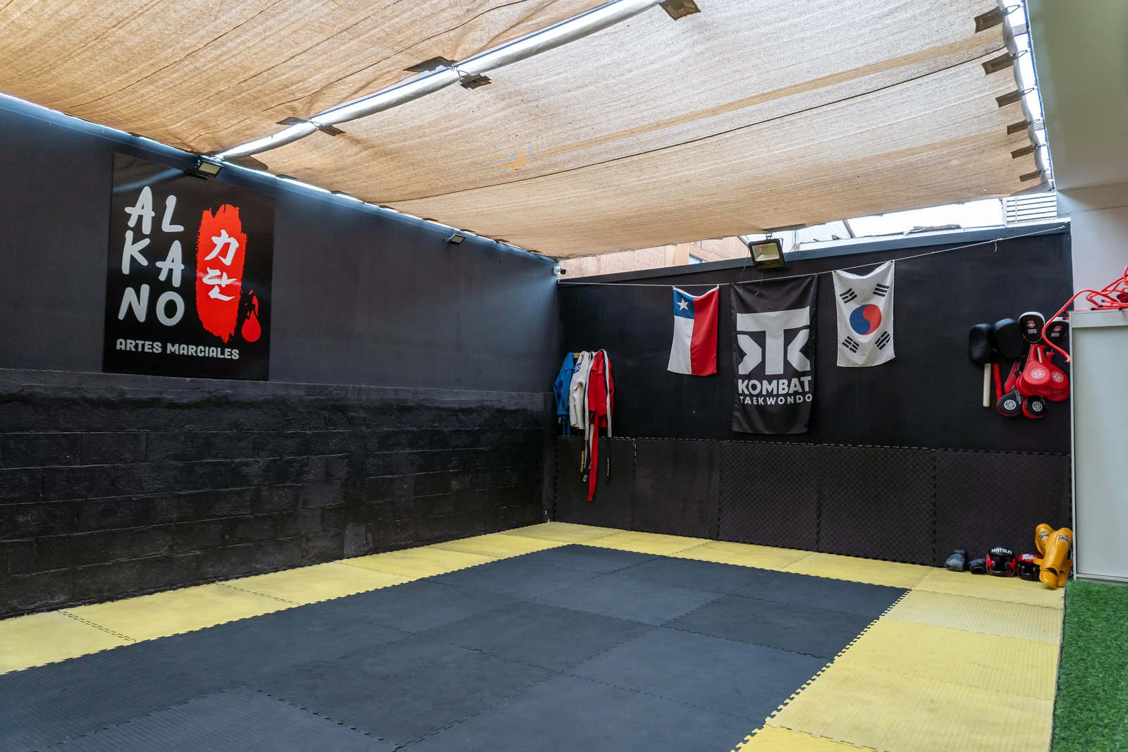 Vista del tatami y equipamiento del Dojo Alkano
