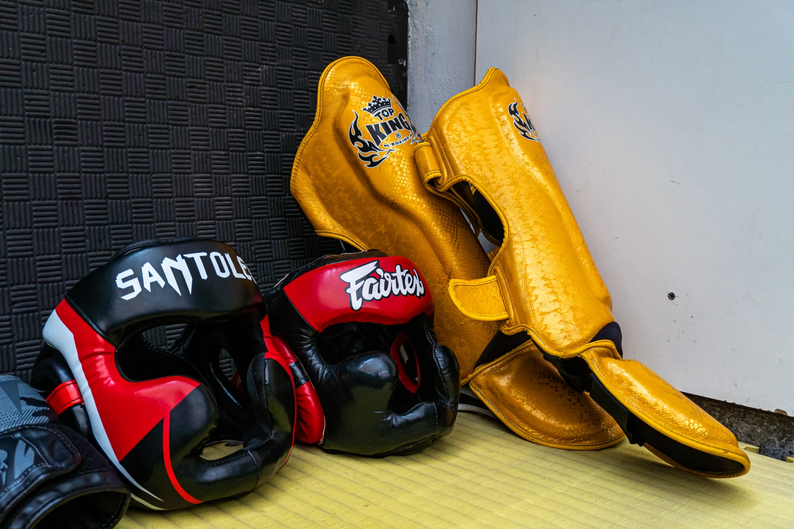 Protecciones y equipamiento de entrenamiento en el Dojo Alkano