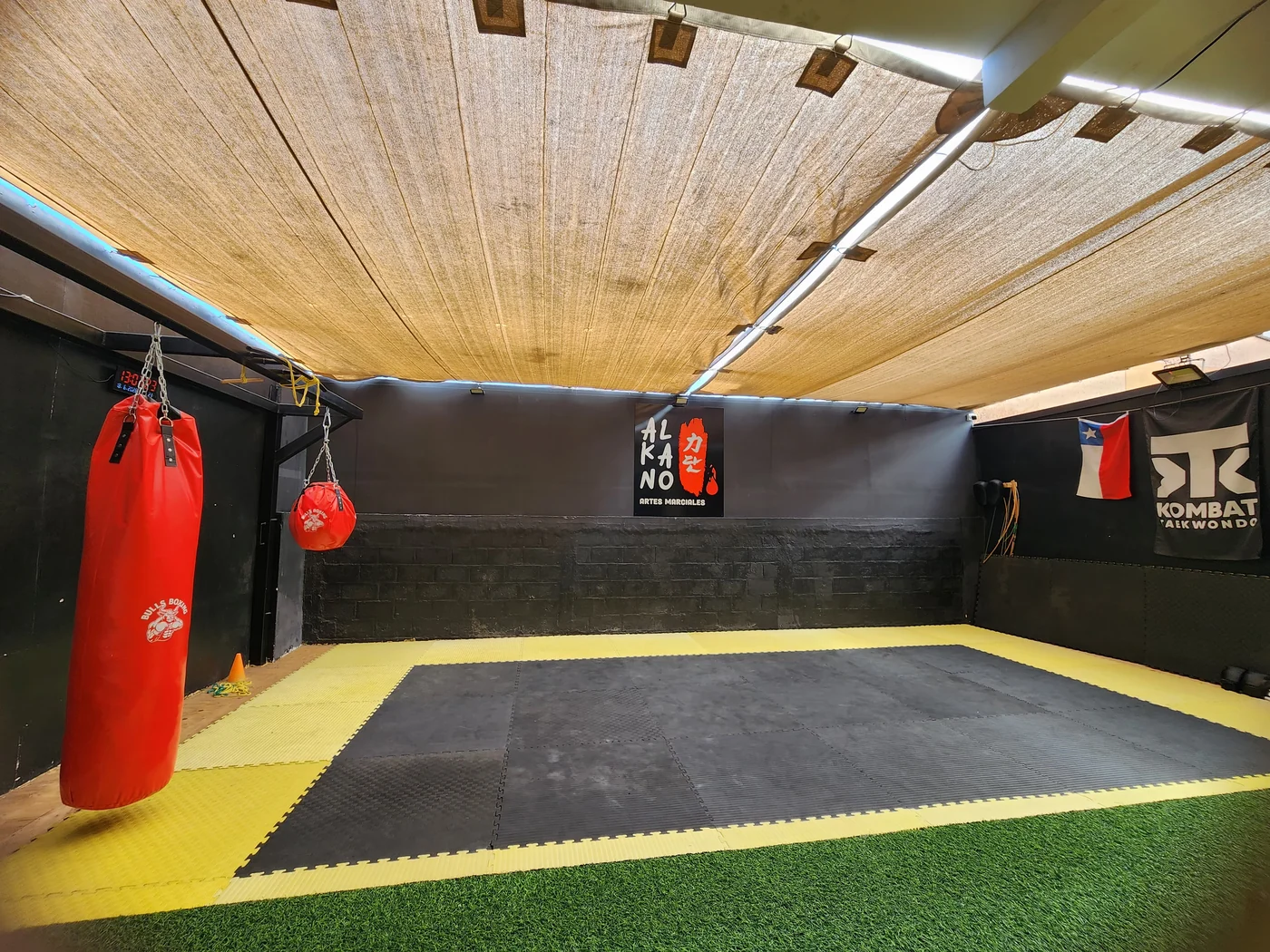 Vista del tatami y espacio de entrenamiento del Dojo Alkano