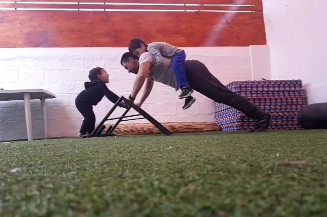 Claudio entrenando en el patio junto a sus hijos Alonso y Bruno