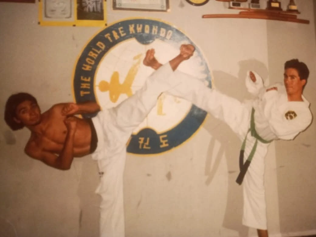 Claudio, a la izquierda, durante su etapa de alumno de Taekwondo