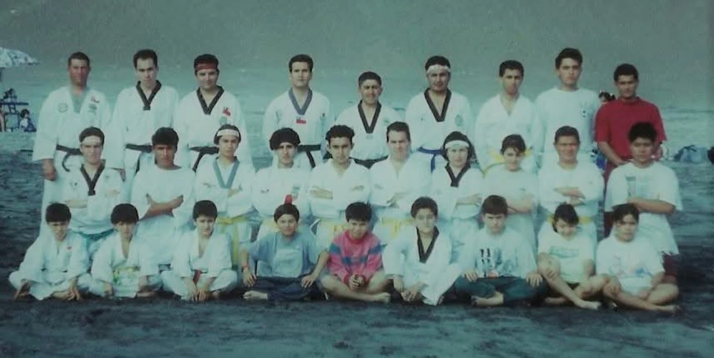 Claudio durante su etapa de alumno de Taekwondo, junto al maestro Abel Robles y el grupo
