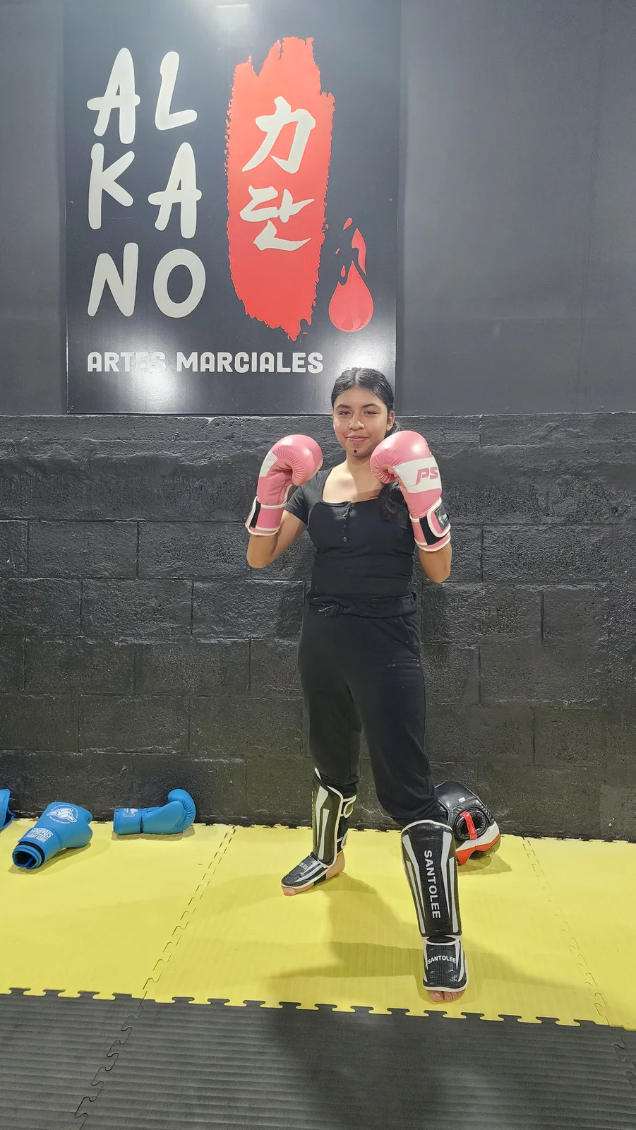 Alumna de Kickboxing con guantes en el dojo de Alkano