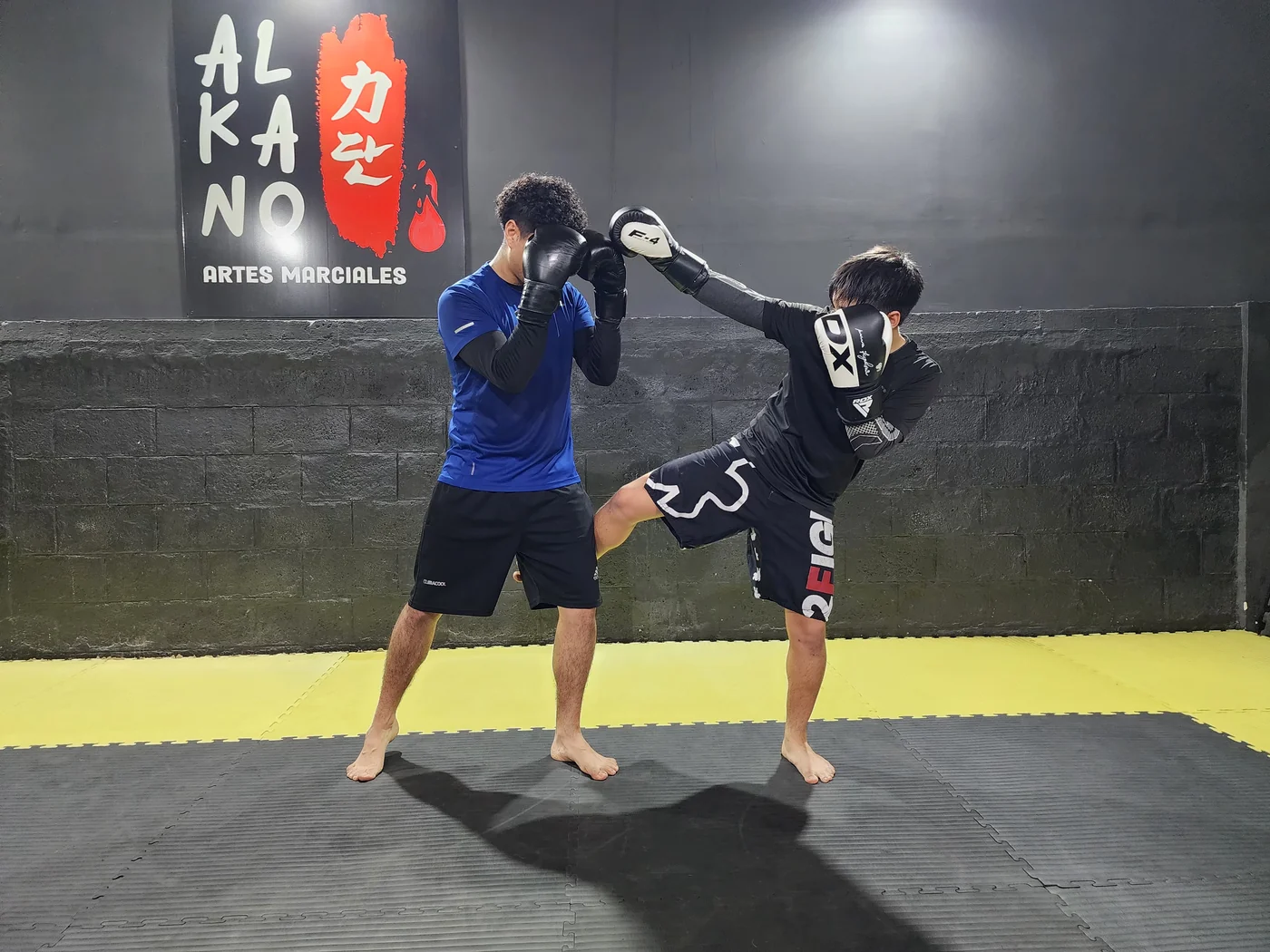 Práctica de patada de Kickboxing entre compañeros en Alkano