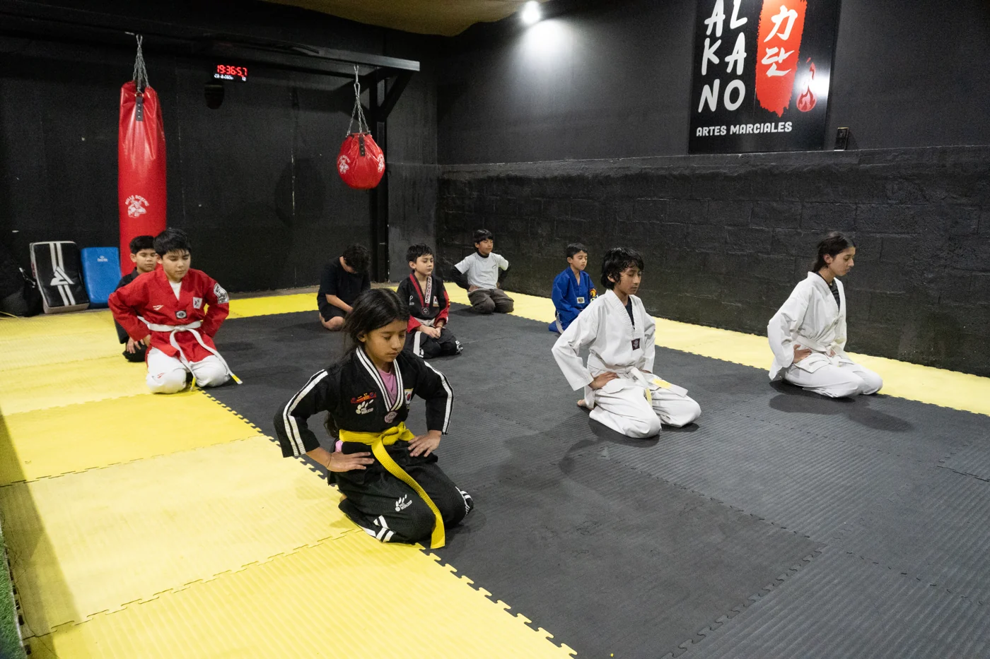 Alumnos de Taekwondo durante la preparación de la clase en Alkano