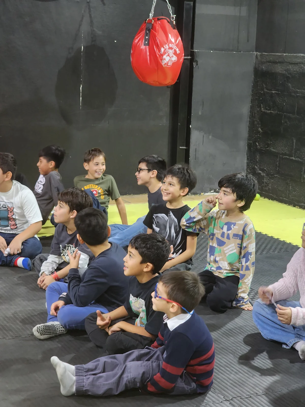 Niños compartiendo una actividad de comunidad en Alkano