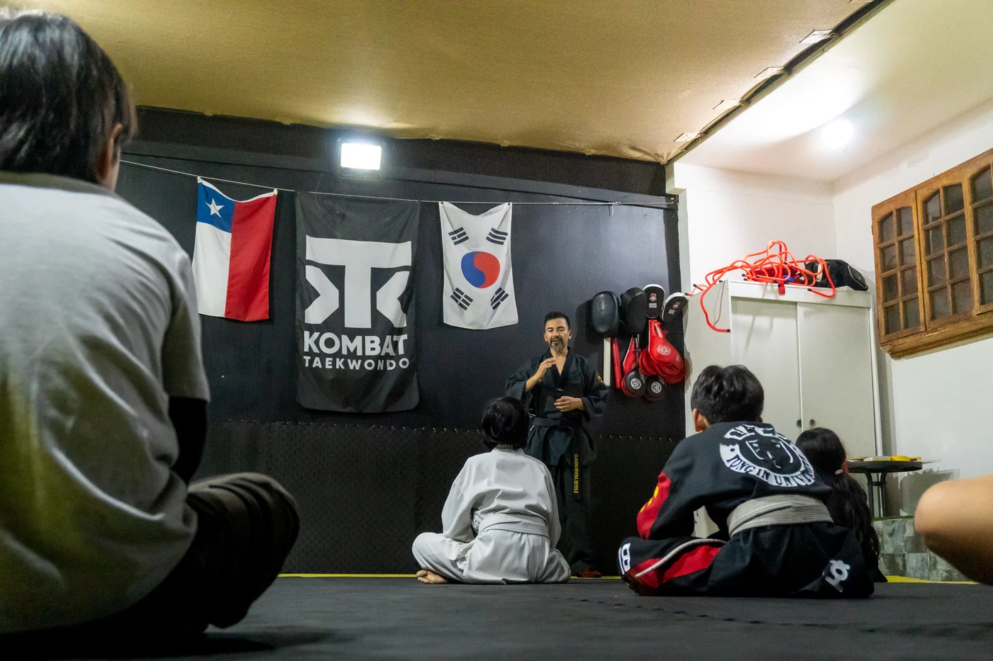 Profesor explicando a sus alumnos durante una clase en Alkano