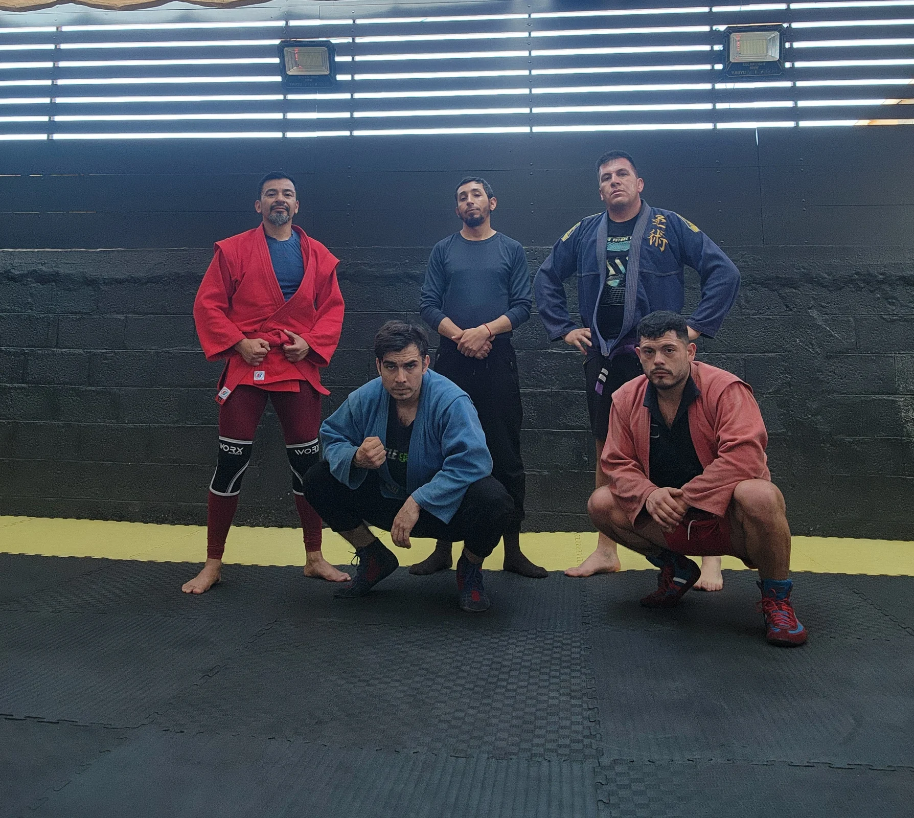 Grupo de cinco integrantes de Sambo en el dojo de Alkano
