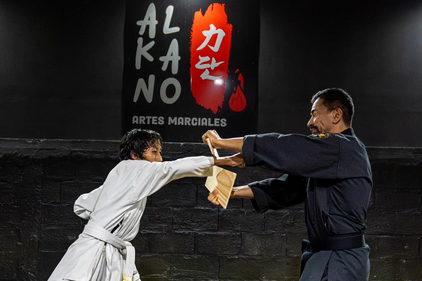 Alumno de Kombat Taekwondo realizando un ejercicio guiado por su profesor