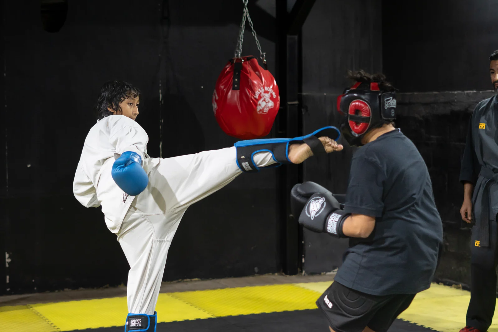 Práctica de patada de Taekwondo con un compañero en Alkano