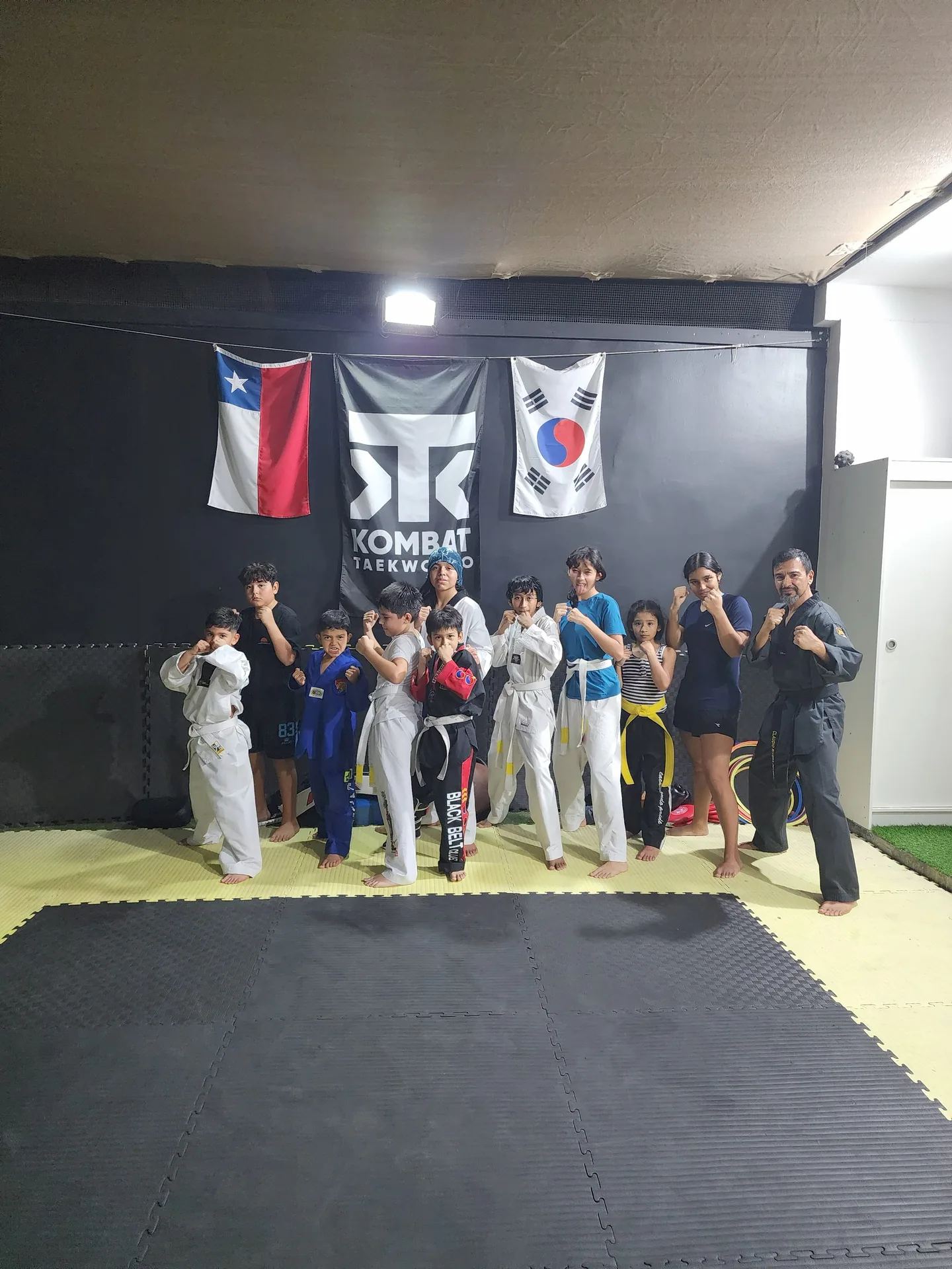 Alumnos en el espacio de entrenamiento Alkano