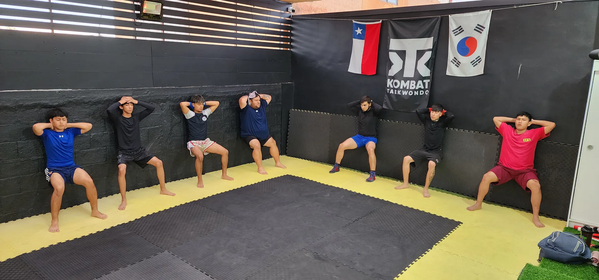 Alumnos entrenando sobre el tatami Alkano